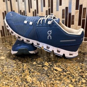 On Cloud Swiss Engineering Cloud 5 Running Shoes Blue White Slip On Womens Sz 8